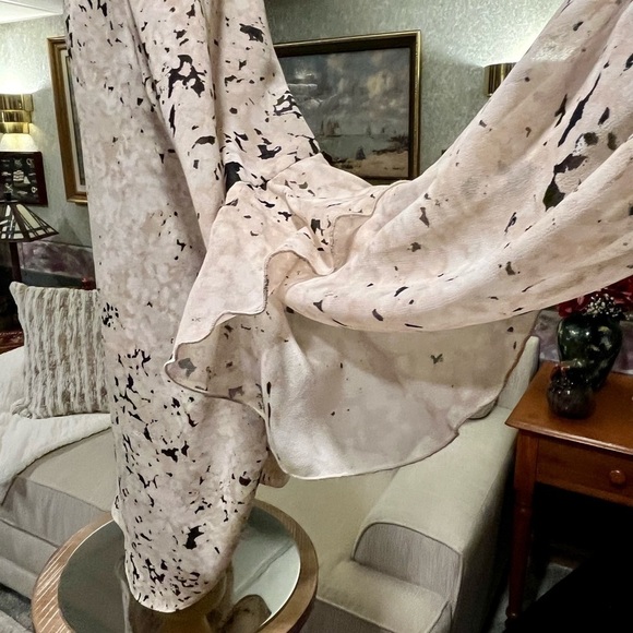 H by HALSTON Size M Speckled Chiffon Ruffled Asymmetrical Blouse Ivory Tan Black - Picture 6 of 12